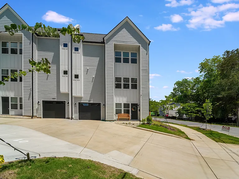 1205 Lomax Ave — Photo 2