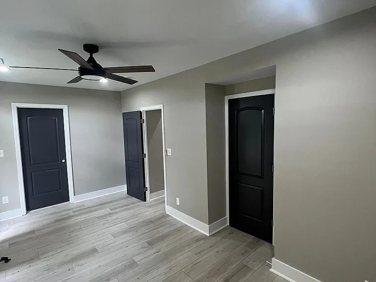 938 Swan St — Photo 11