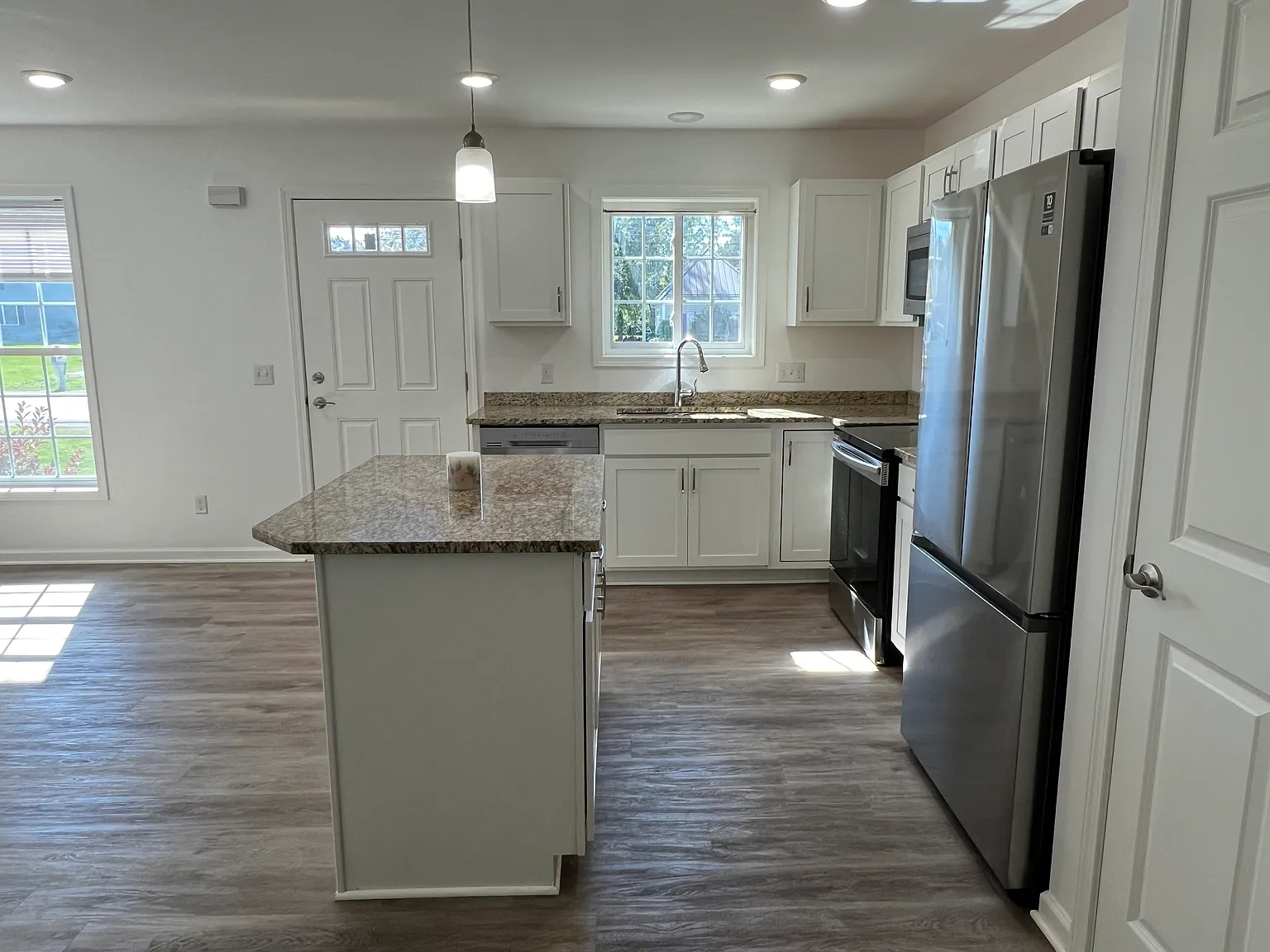 2 bed, 900 sqft, $2,095 — Photo 3