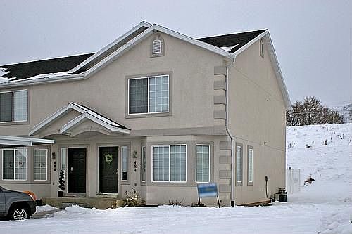 Great End unit with fenced yard and large side yard area