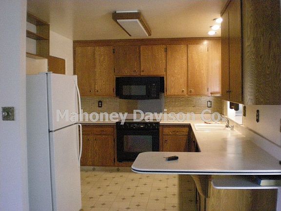 3rd image of 7 Meadowglen Dr