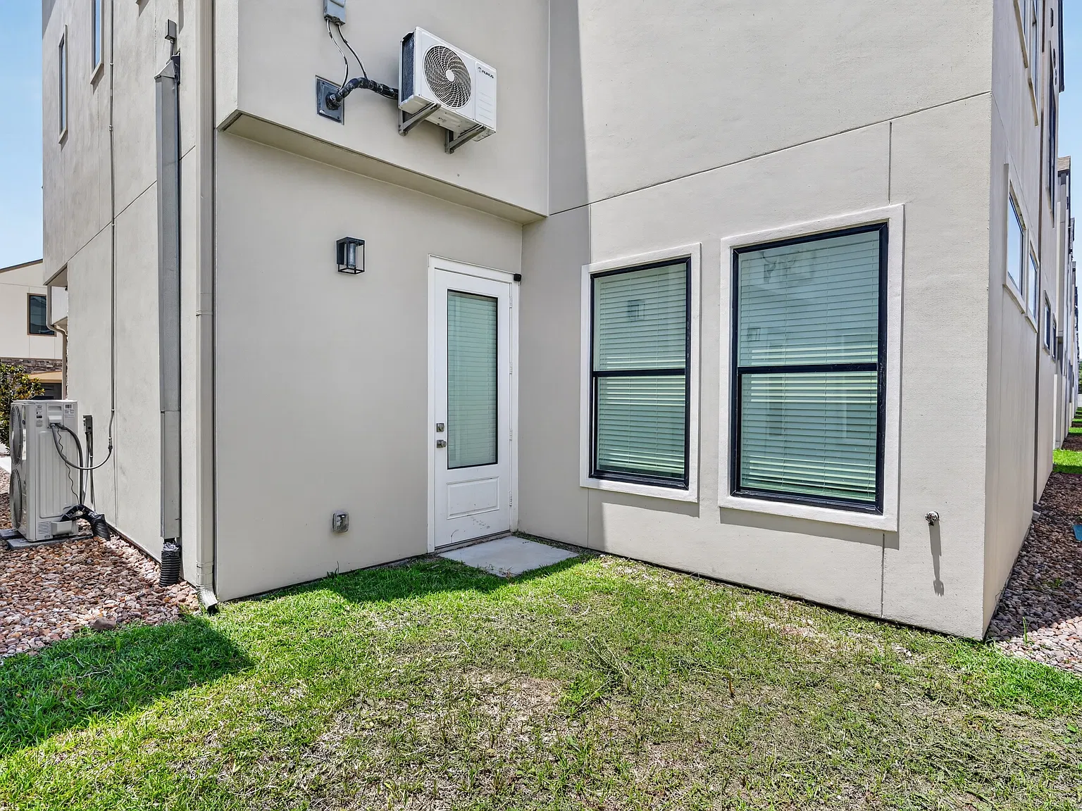 3 bed, 2.5 bath, 2294 sqft, $5,750 — Photo 4