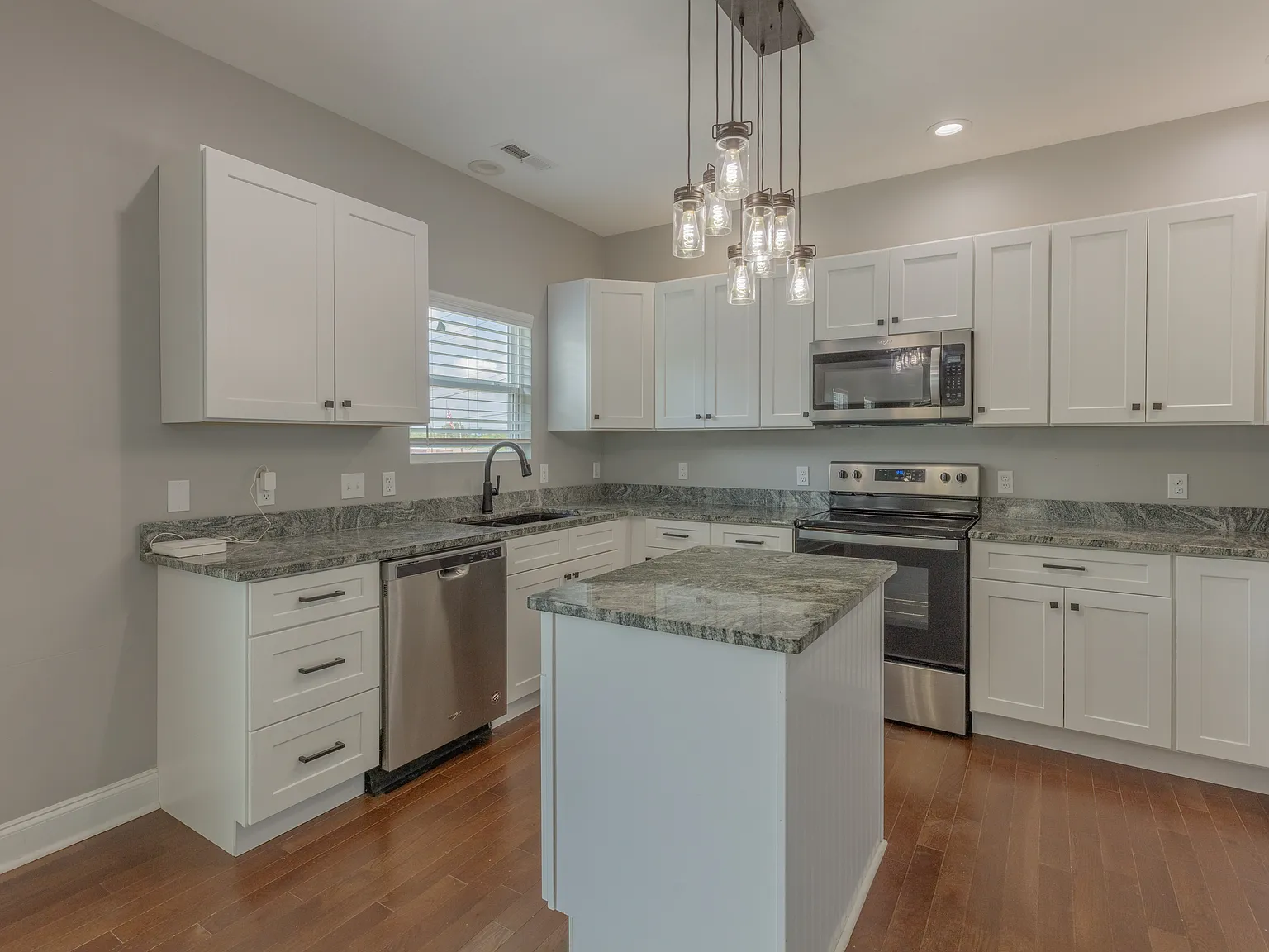 5 bed, 2792 sqft, $1,995 — Photo 4