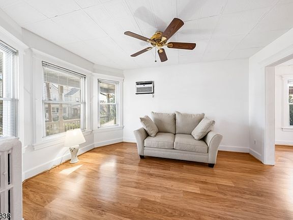 4th image of 710 Emerson Ave