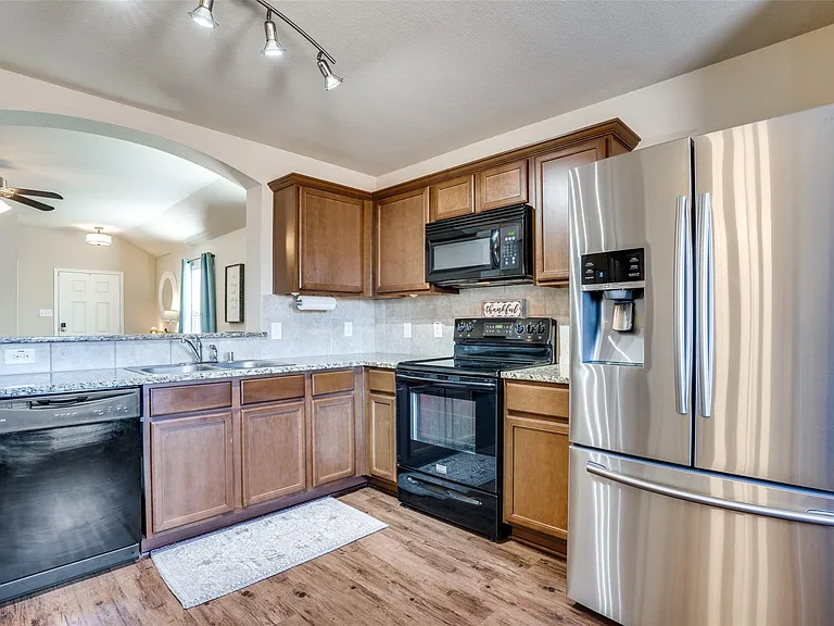 1606 Meadow Creek Dr — Photo 10