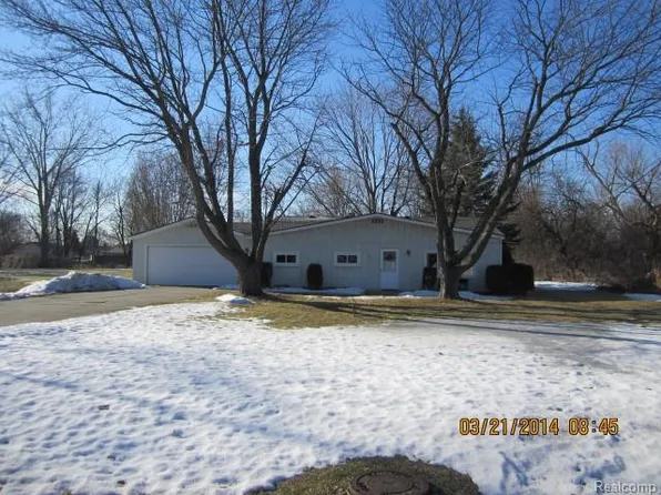 2062 Vermont Ave, Troy, MI 48083