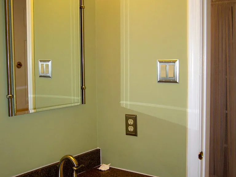 1st floor 1/2 bath