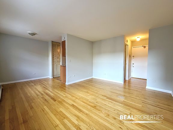3rd image of 510 W Briar Pl #510303