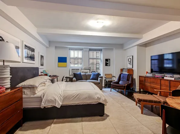 470 West 24th Street image 1 of 4