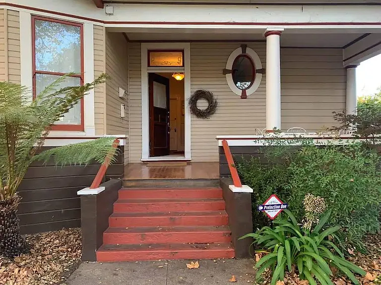 735 Broadway — Photo 1