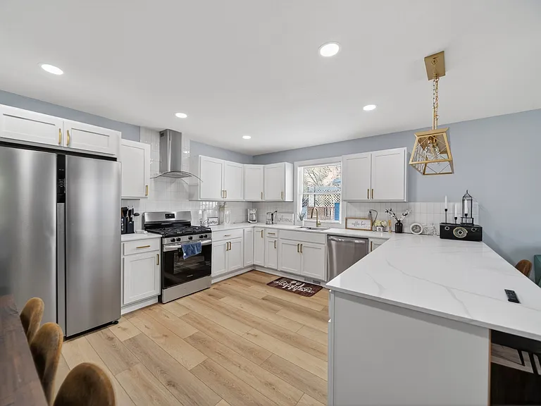 1547 Woodlawn Ave — Photo 4