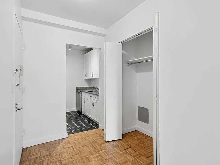 360 W 43rd St #S4D — Photo 8
