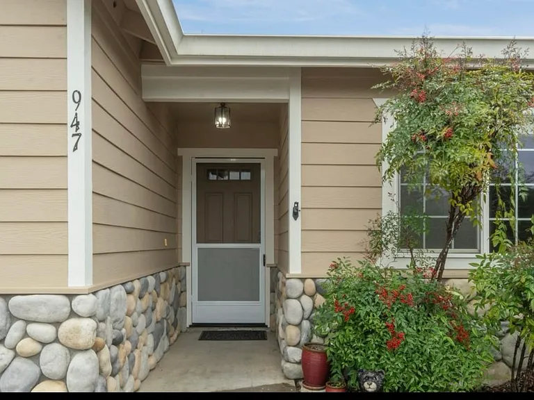 947 Country Ln — Photo 2