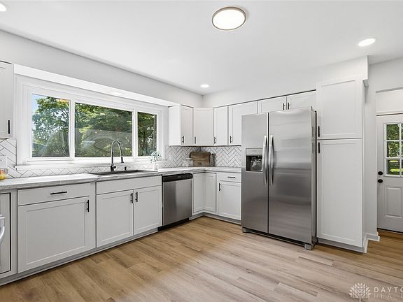 4th image of 307 Curtis St