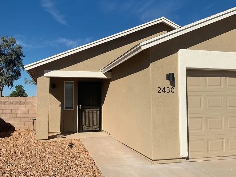 2430 S Clovis Pl — Photo 2