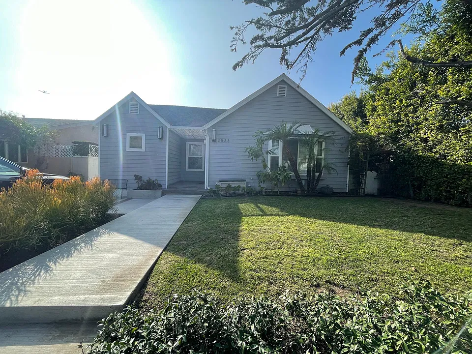 2533 Barry Ave