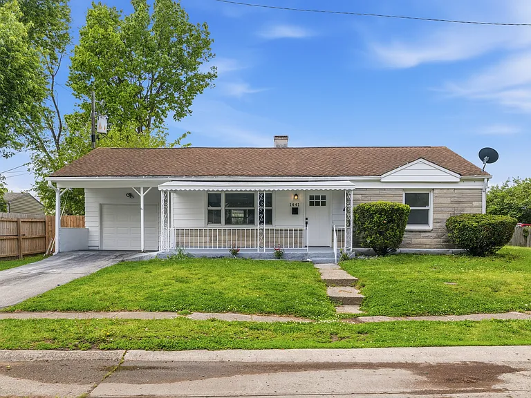 1441 W Lynn Dr — Photo 1