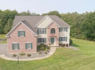 71 Parkridge Dr, East Greenbush, NY 12061