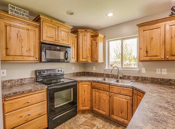 3rd image of 3222 N Alder Cir