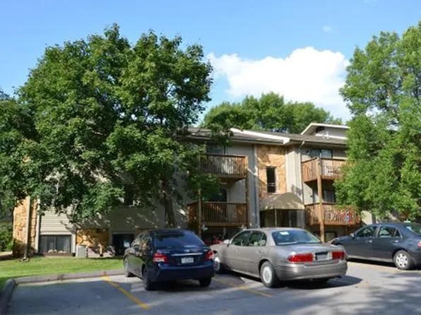 9517 University Ave APT 20, Clive, IA 50325
