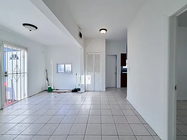 4 bed, 1200 sqft, $2,100 — Photo 3