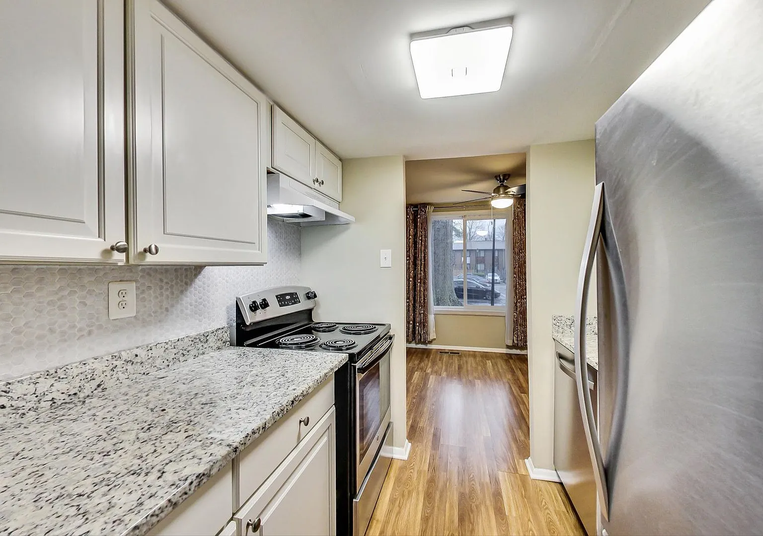 Updated 3+2.5 End Unit W/ 2 Parking Spaces — Photo 3