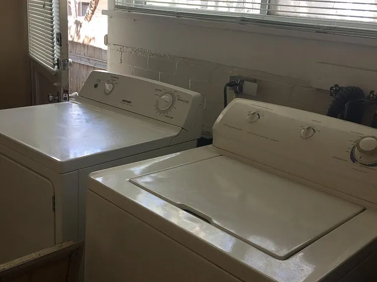 Washer/Dryer included.