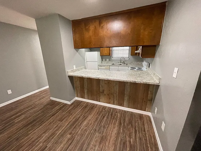 2924 Woodrich Dr #B — Photo 6