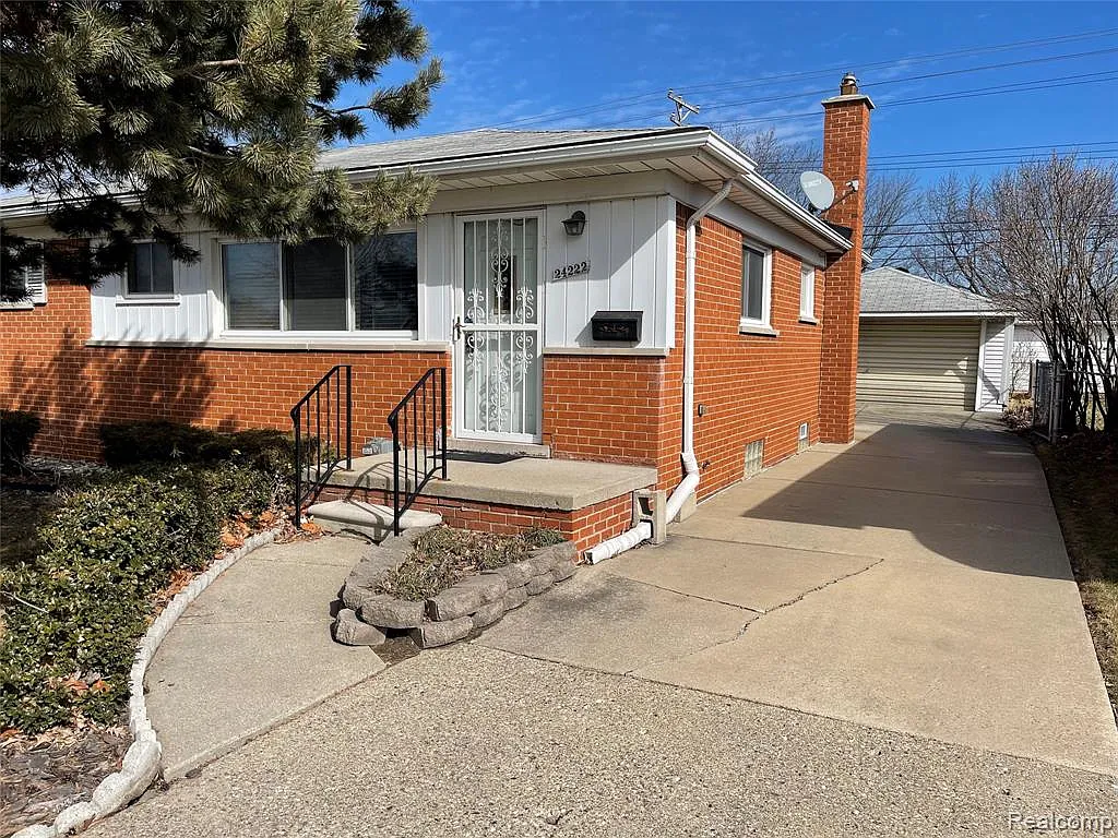 24222 Kelly Rd photo 1