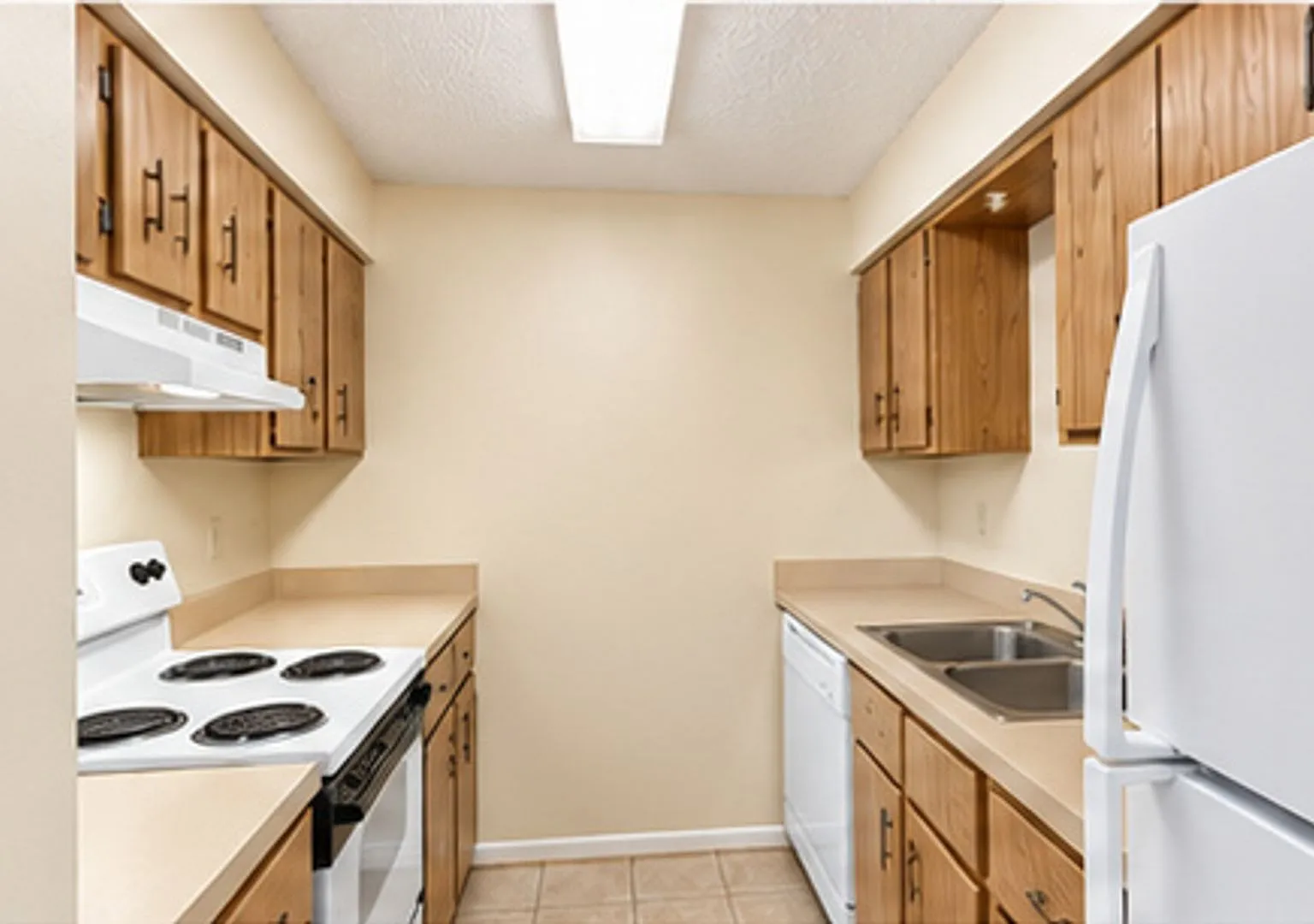 Charming Two Bedroom Apartment Close to Shopping and Transportation — Photo 4