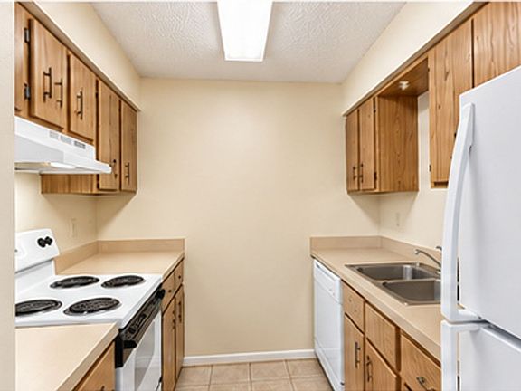 4th image of 720 NE 30th Ave APT R