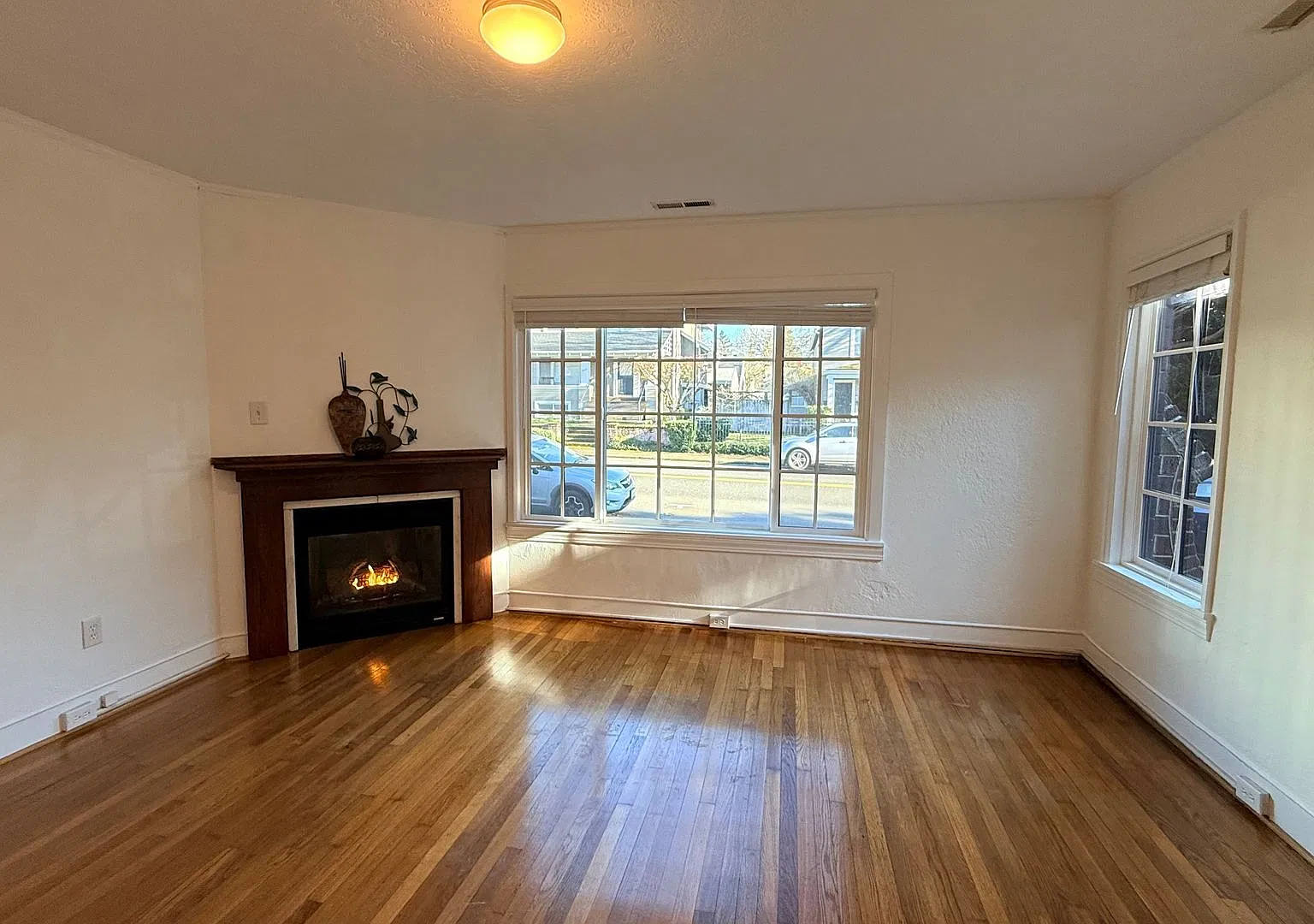 Uptown Villa Apartments — Photo 4