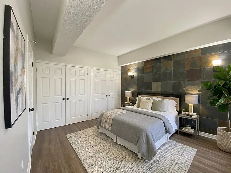 430 Adelaide St N — Photo 3