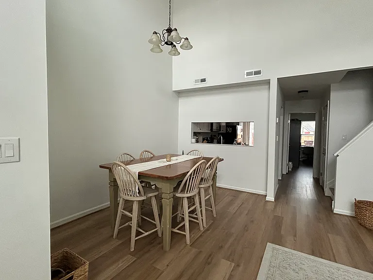 1318 Damyien Arch — Photo 8