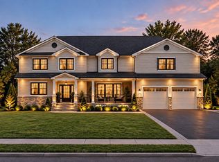 25 Seaman Neck Rd, Dix Hills, NY 11746
