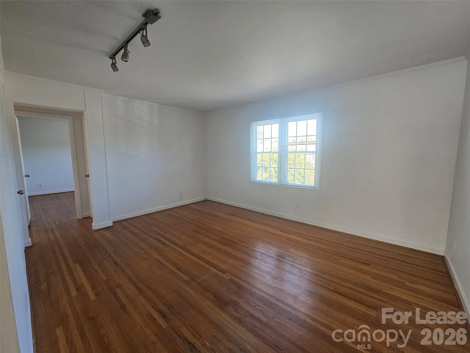 2 bed, 1.0 bath, 880 sqft, $1,350 — Photo 2