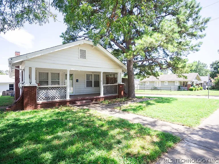 1147 S Florence Ave — Photo 2
