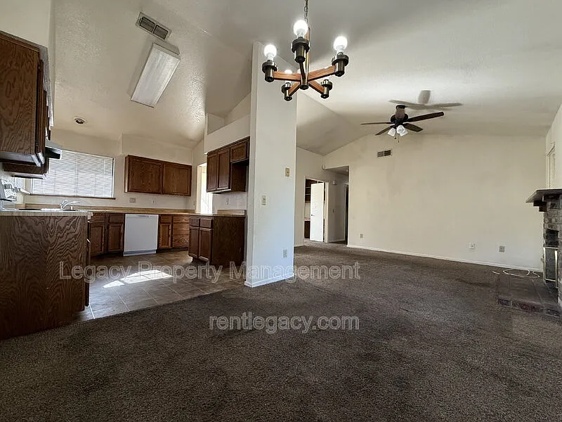 3 bed, 2.0 bath, 1192 sqft, $2,195 — Photo 4