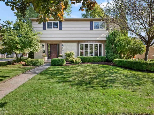 738 Pear Tree Ln, Grosse Pointe Woods, MI 48236