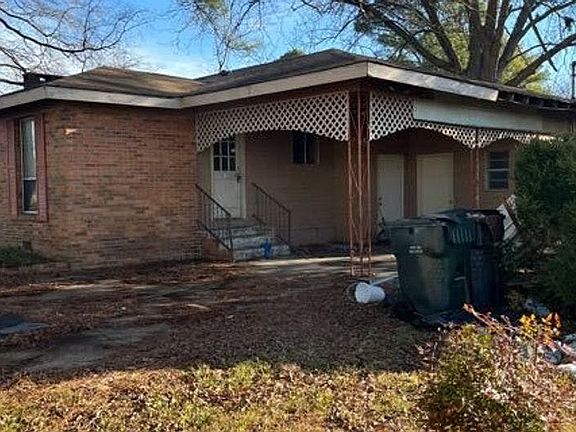 3rd image of 1001 Royal Dr SE