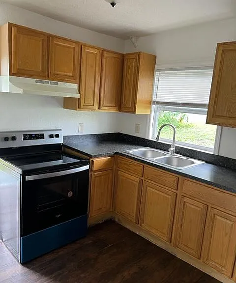 945 S Woodrow Ave — Photo 4