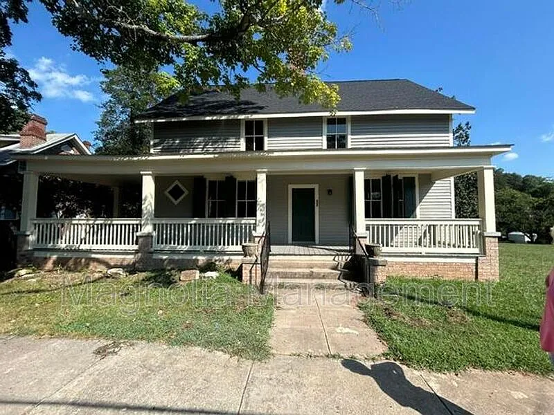 4 bed, 3.0 bath, $2,400 — Photo 1