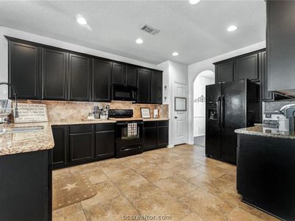 3rd image of 215 Boulder Dr