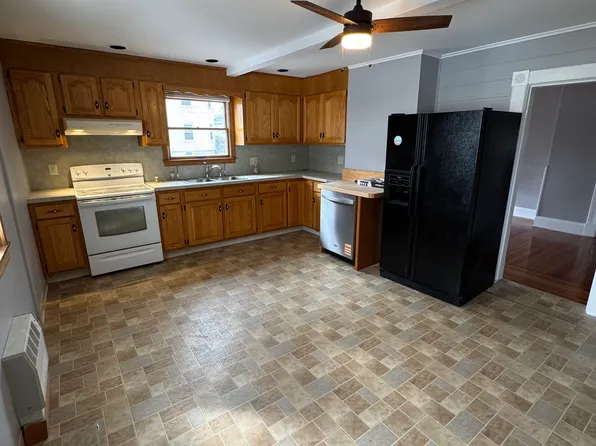 27-29 Upper Church St, West Springfield, MA 01089