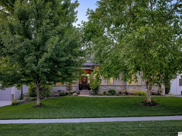 9600 Cotswold Ln, Lincoln, NE 68526