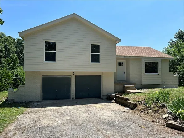 5625 Meadowsweet Ln, Shawnee, KS 66226