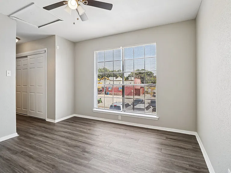 Oak Tree Apartments — Photo 24