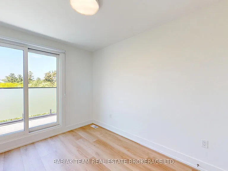 656 Annette St #302 — Photo 16