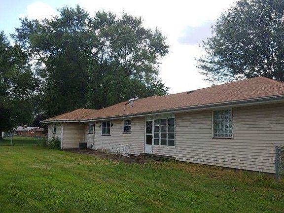 3rd image of 8 Montrose Cir