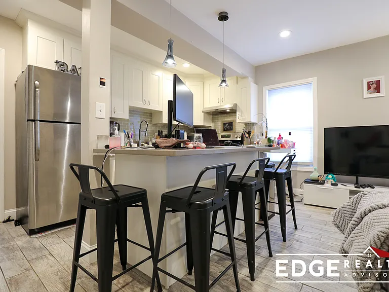 77 Linden St #2 — Photo 3